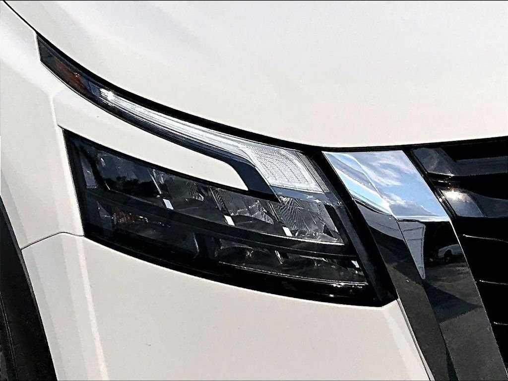 Used 2025 Glacier White Nissan SV image 31