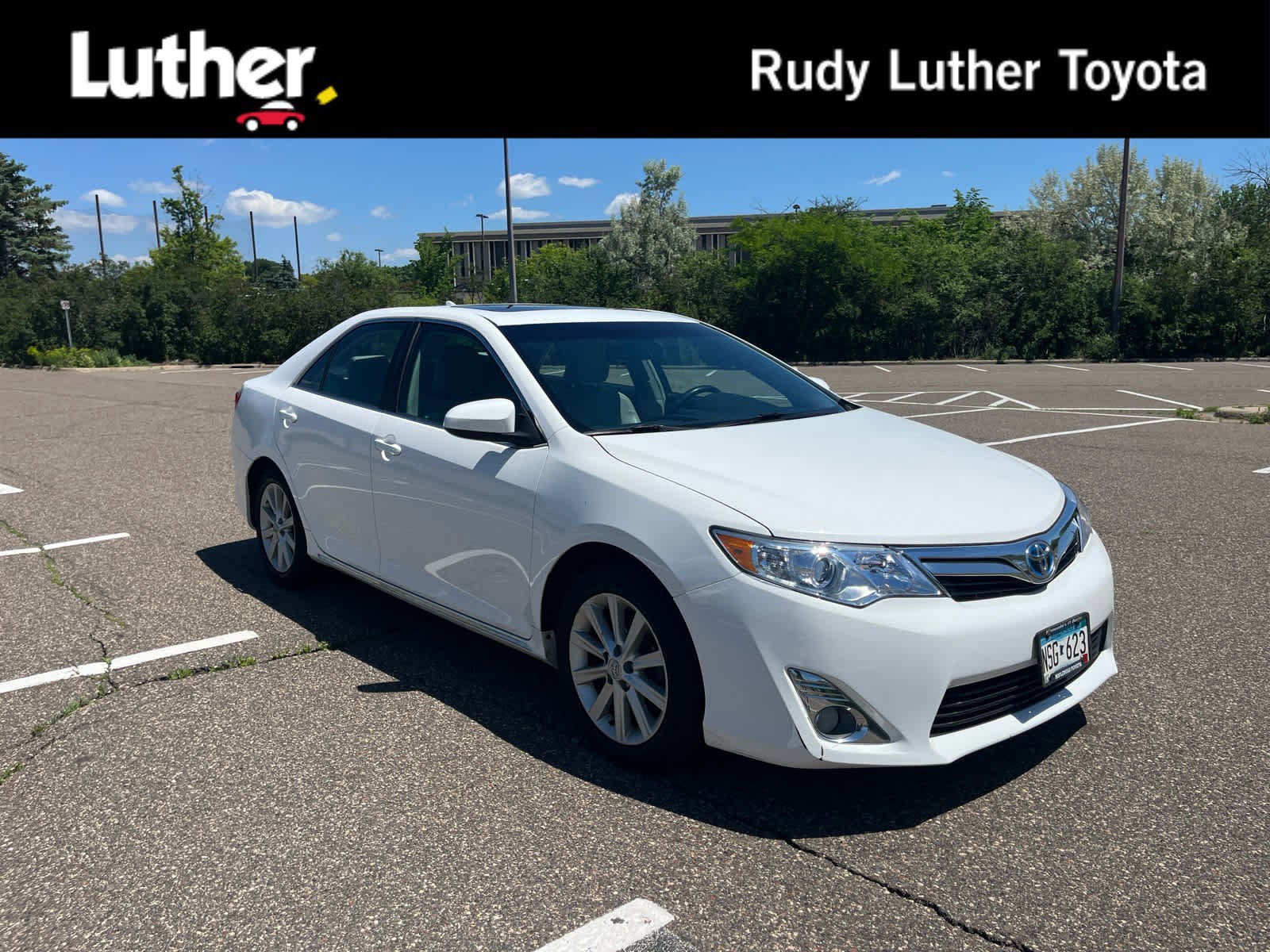 Used 2014 Super White Toyota XLE image 1