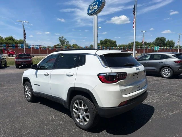 Certified Used 2023 Bright White Clearcoat Jeep Latitude Lux image 5