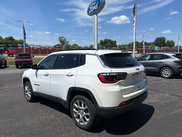 Certified Used 2023 Bright White Clearcoat Jeep Latitude Lux image 5