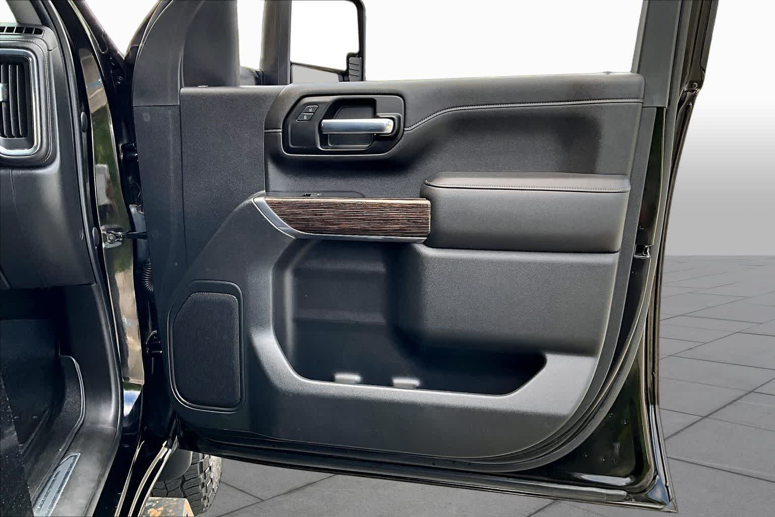Used 2020 Onyx Black GMC SLE image 23