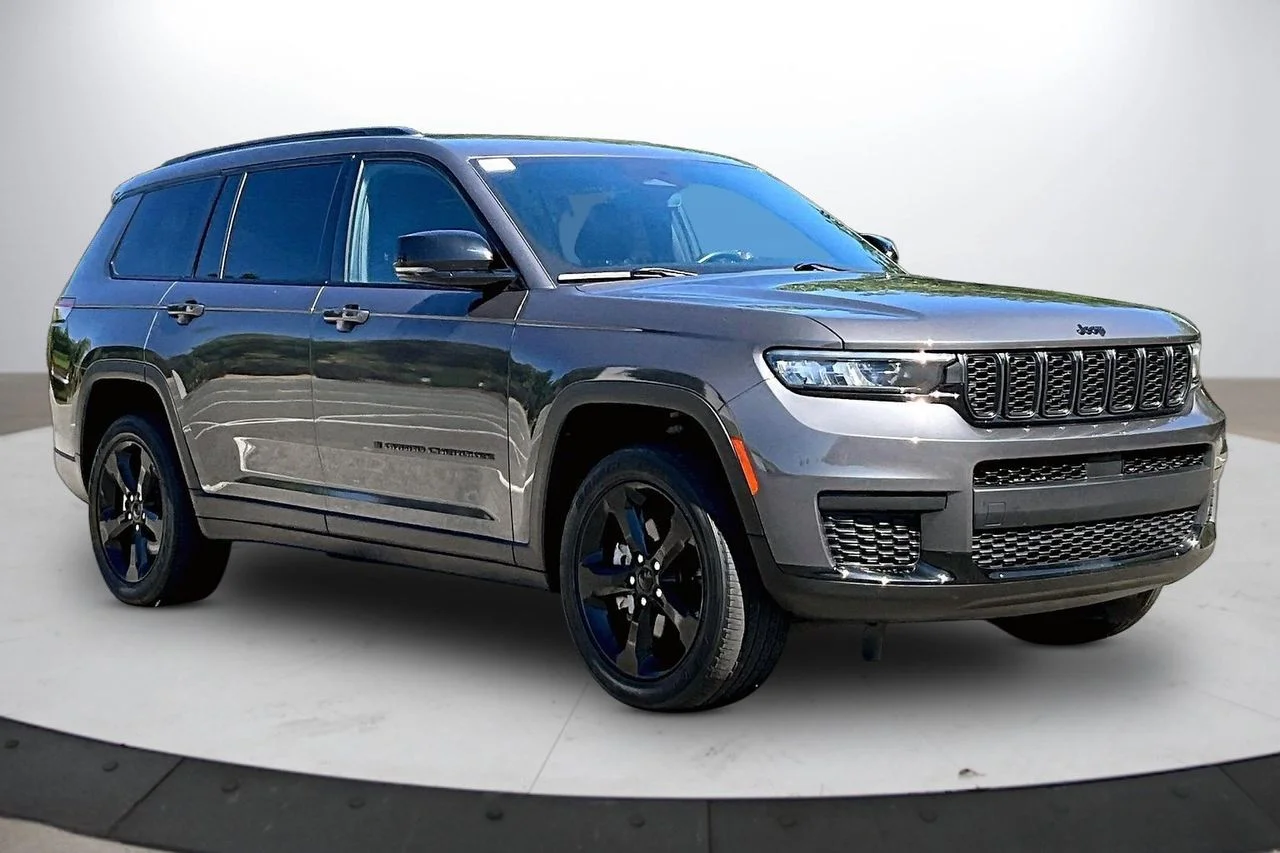 Used 2021 Gray Jeep Altitude image 2