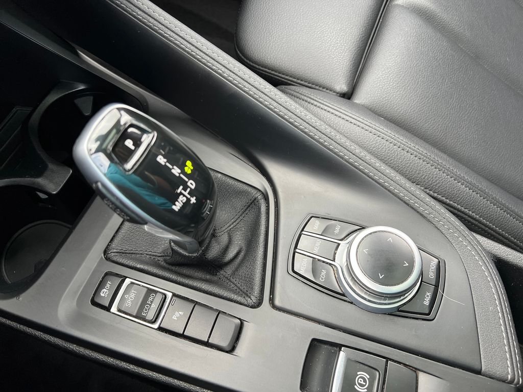 Used 2022 White BMW sDrive28i image 19