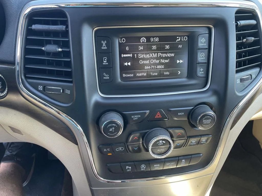 Used 2017 Diamond Black Crystal Pearlcoat Jeep Laredo image 23
