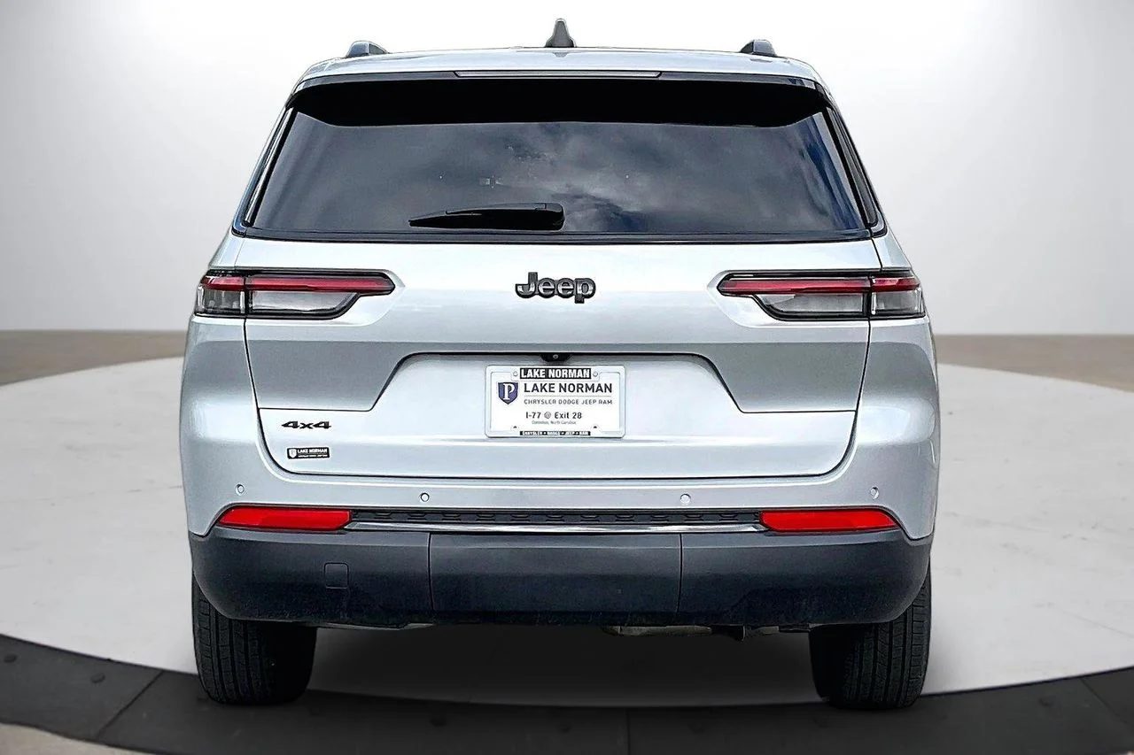 Used 2024 Silver Jeep Altitude image 8