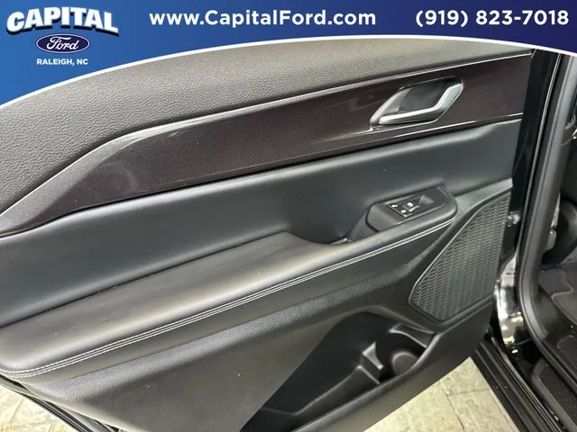 Used 2023 Black Jeep Altitude image 17