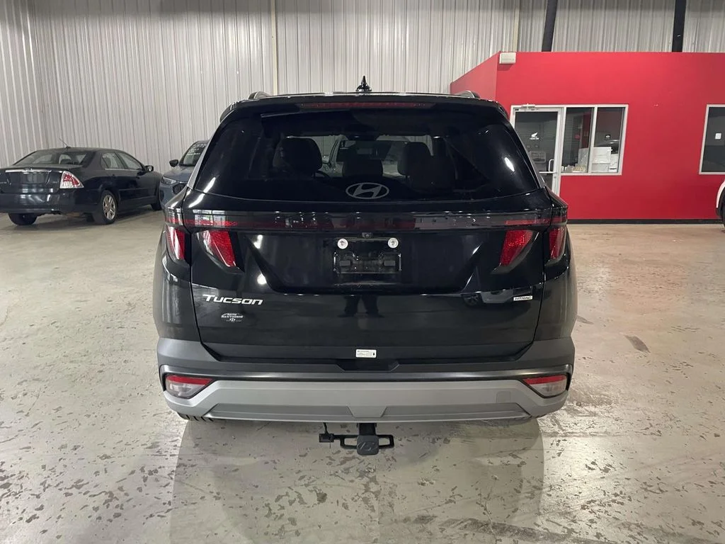 Used 2025 Black Hyundai SEL image 5