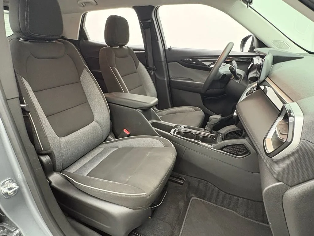 Used 2025 Sterling Gray Metallic Chevrolet LT image 27