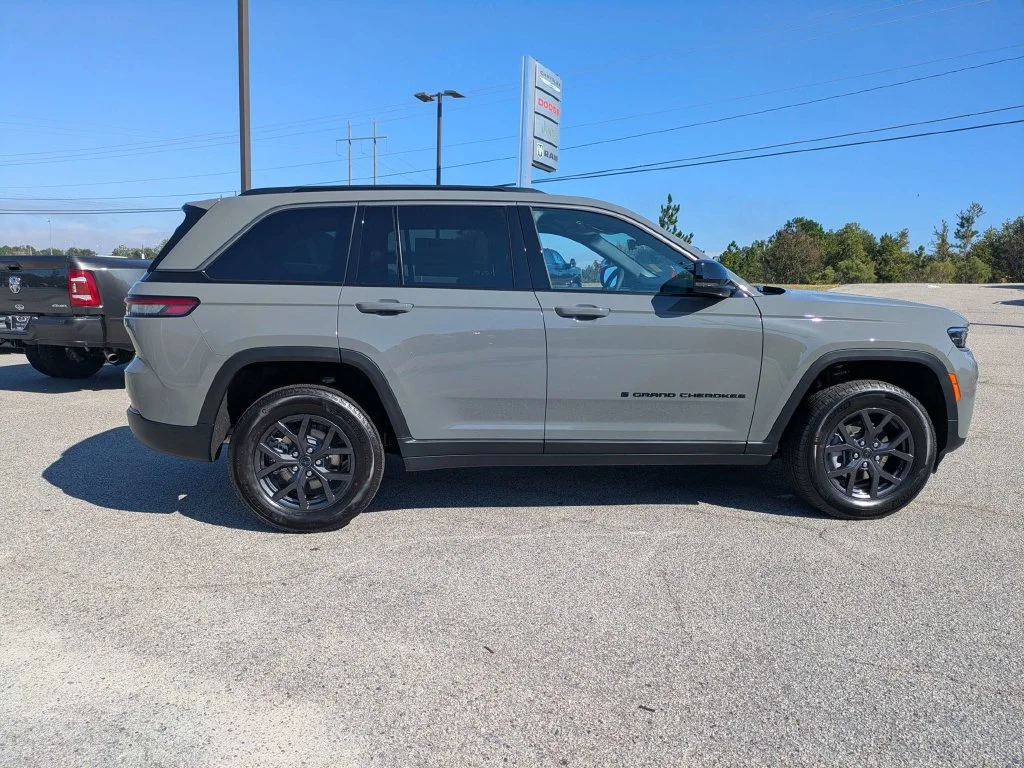 New 2027 Sting-Gray Clear-Coat Paint Jeep  image 3