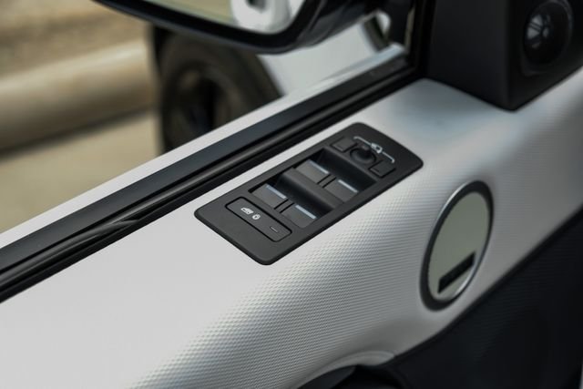 Used 2025 White Land Rover Dynamic SE image 59