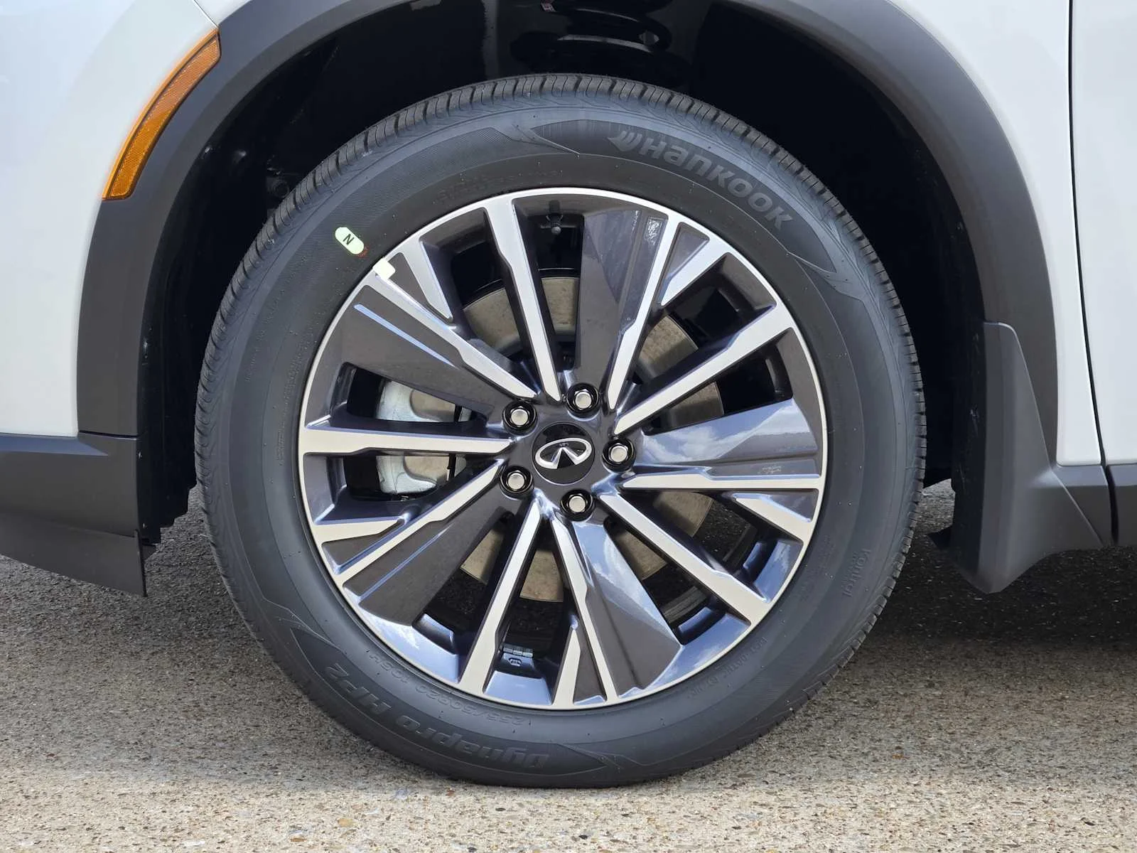 New 2026 RADIANT WHITE INFINITI Luxe FWD image 7