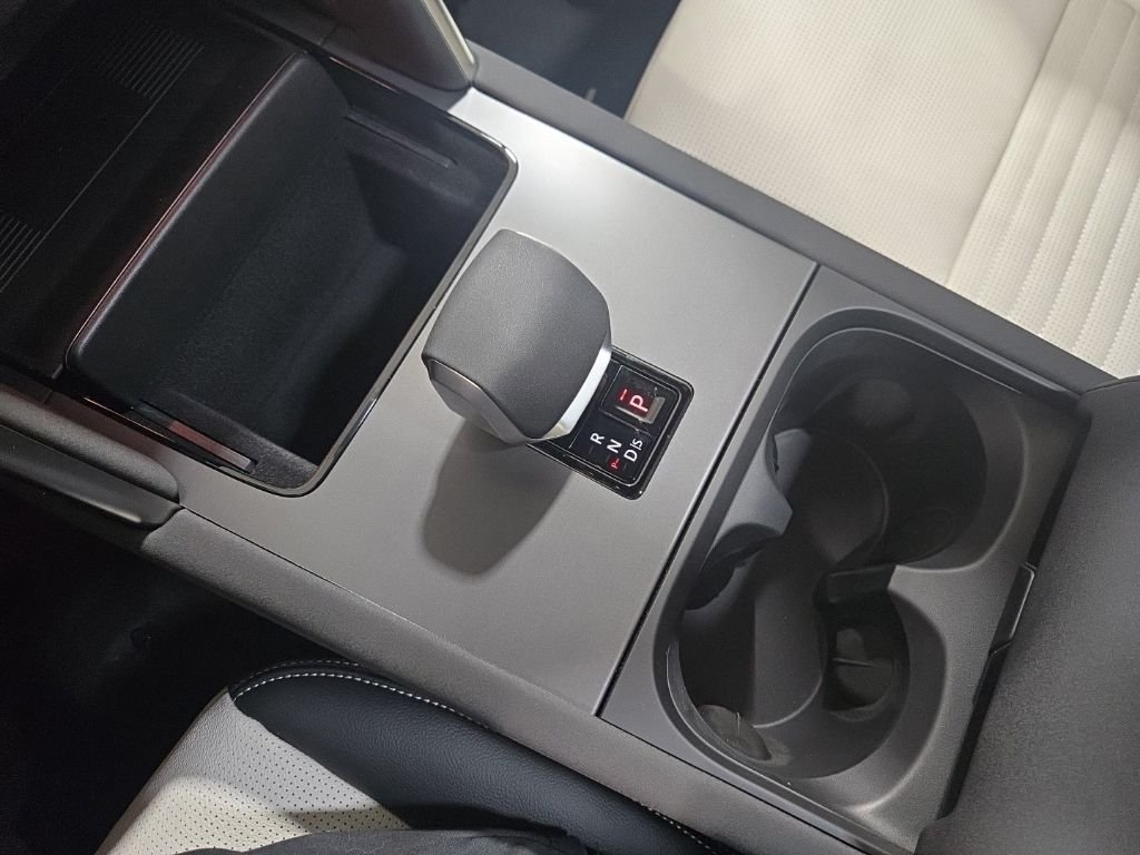 New 2026 Fuji White LAND ROVER  image 18