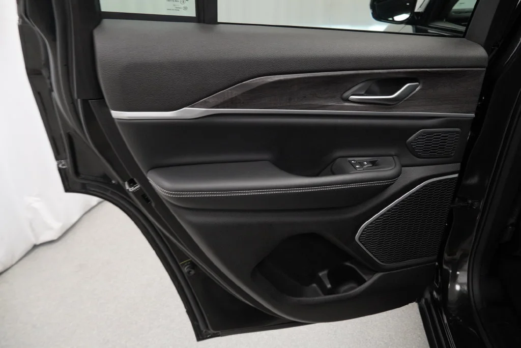 Used 2023  Jeep 4xe image 38