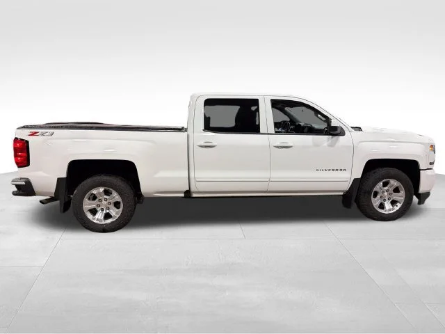 Used 2018 SUMMIT WHITE Chevrolet LT image 8
