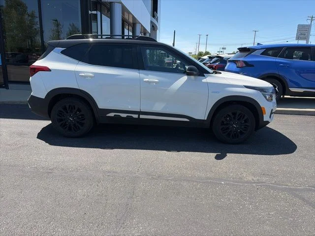 Used 2022 White Kia Nightfall image 7