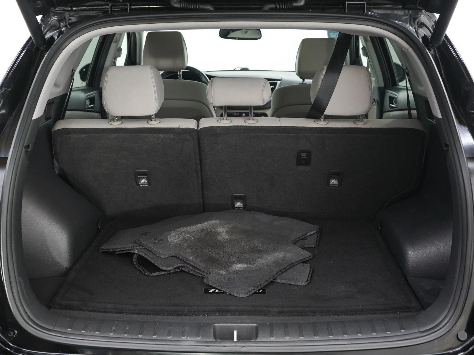 Used 2018 Black Noir Pearl Hyundai Value image 9
