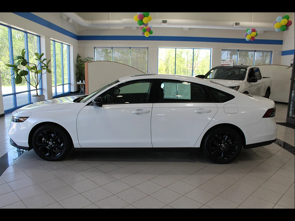 Certified Used 2025 Platinum White Pearl Honda SE image 8