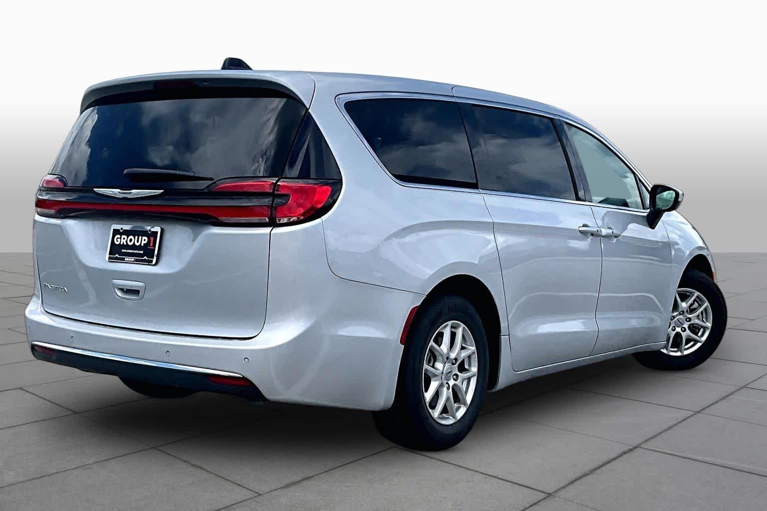 Used 2023 Silver Mist Clearcoat Chrysler Touring L image 13