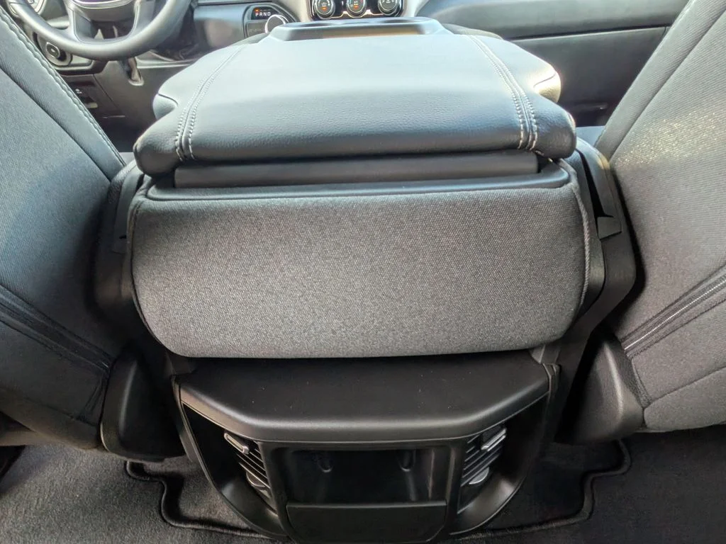 New 2026 Diamond Black Crystal Pearl-Coat Exterior Paint RAM Tradesman image 16
