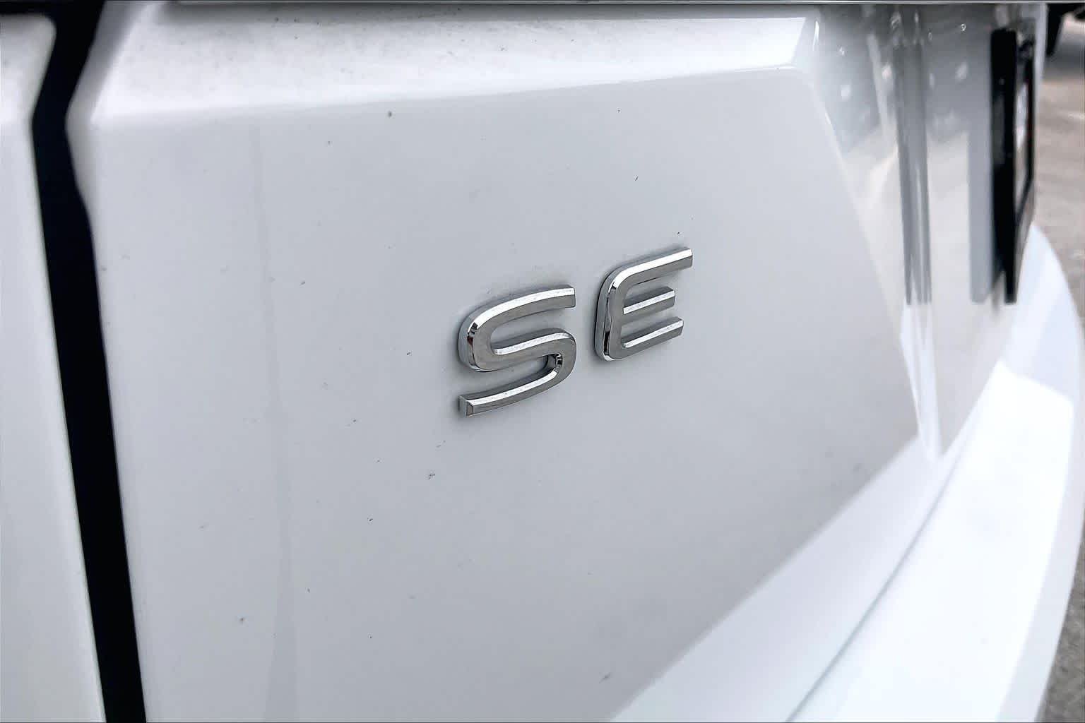 Used 2024 Pure White Volkswagen 2.0T SE w/Technology image 10
