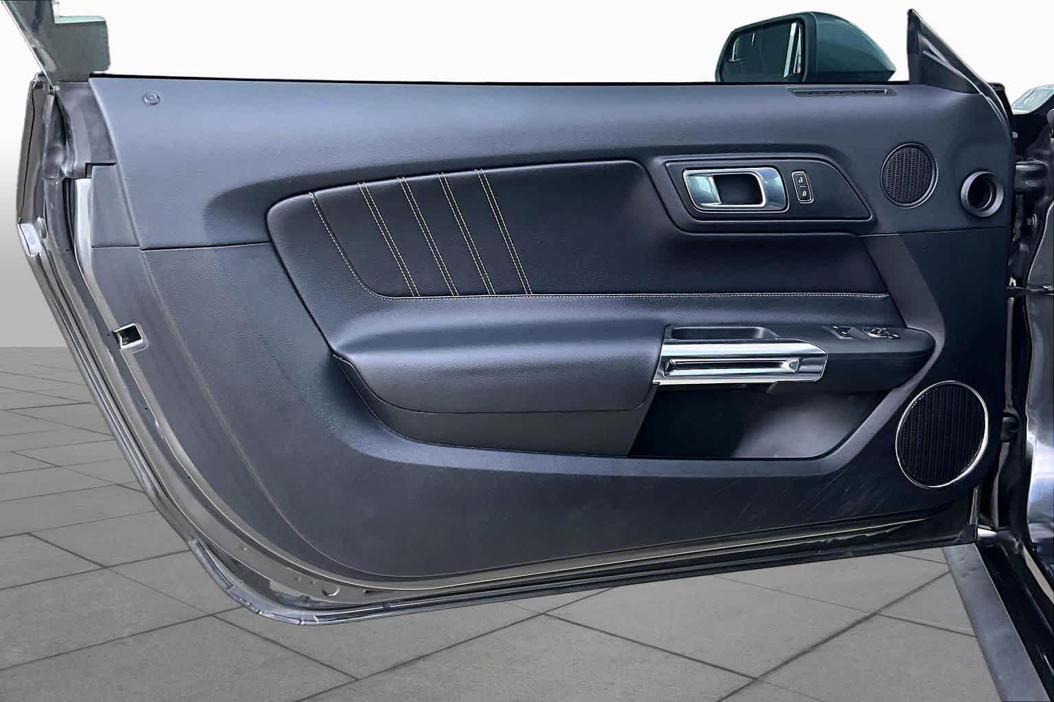 Used 2019 Magnetic Metallic Ford GT Premium image 19
