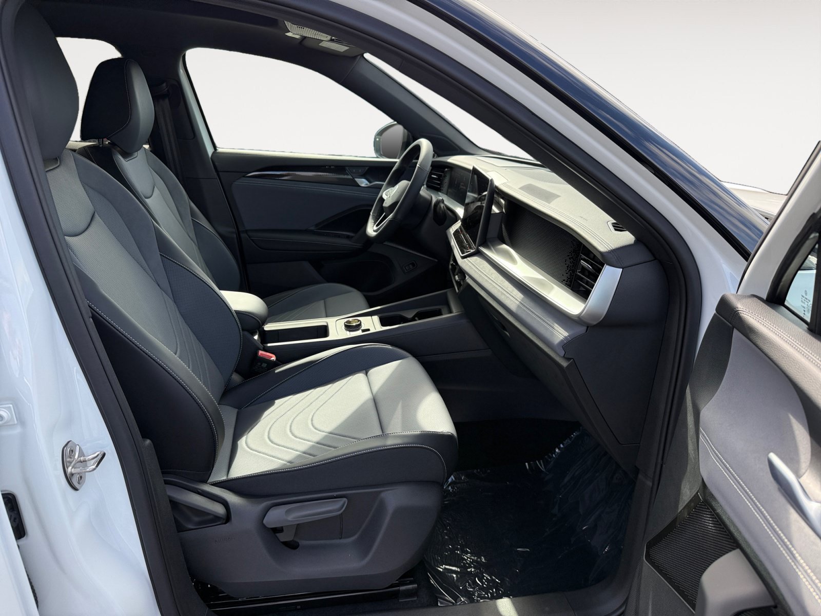 New 2026 Opal White W/Deep Black Roof Volkswagen SE R-Line Black image 19