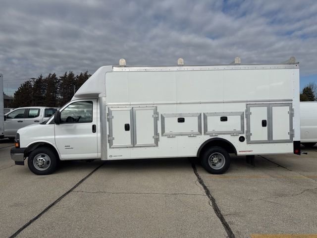 New 2025 Summit White Chevrolet 2WT image 3