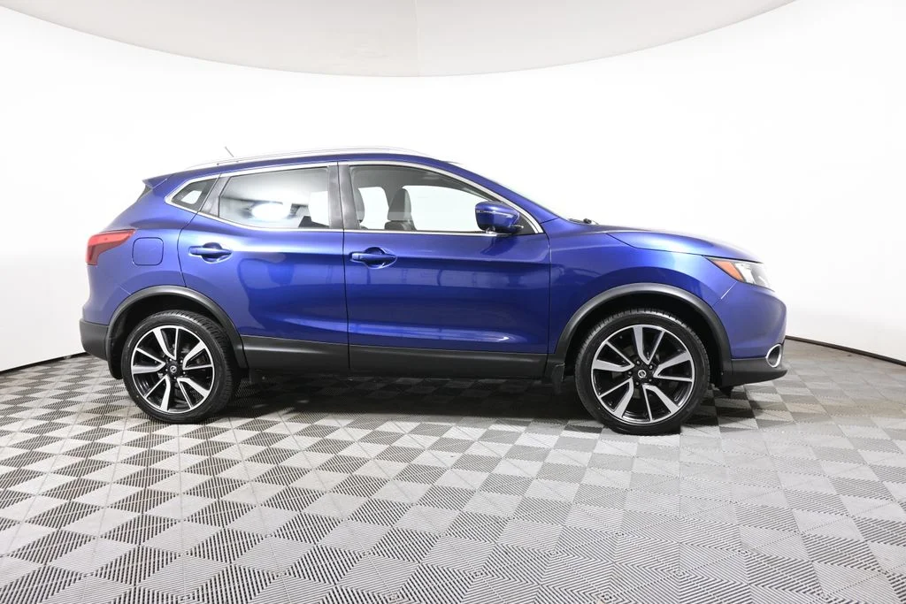 Used 2017 Blue Nissan SL image 8