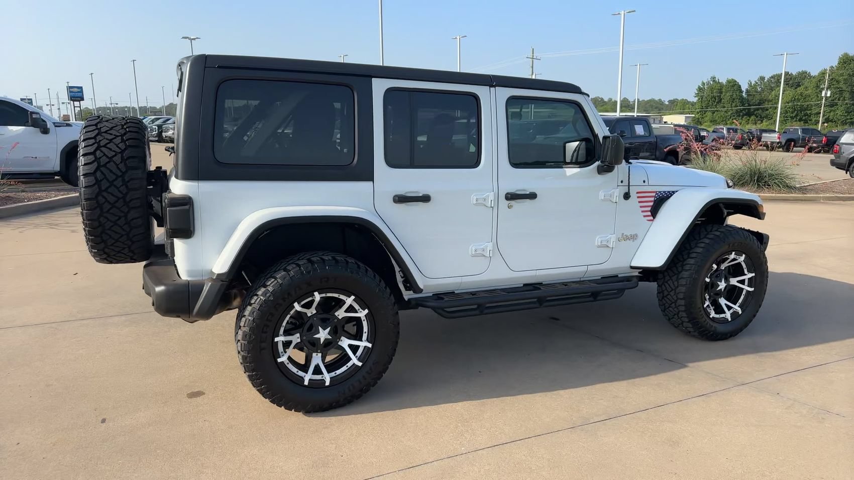 Used 2020 Bright White Clearcoat Jeep Sport S image 9