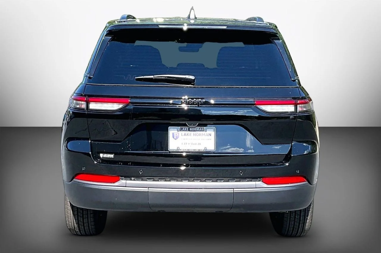 New 2027 High-Gloss Black Paint Jeep Laredo Altitude image 7