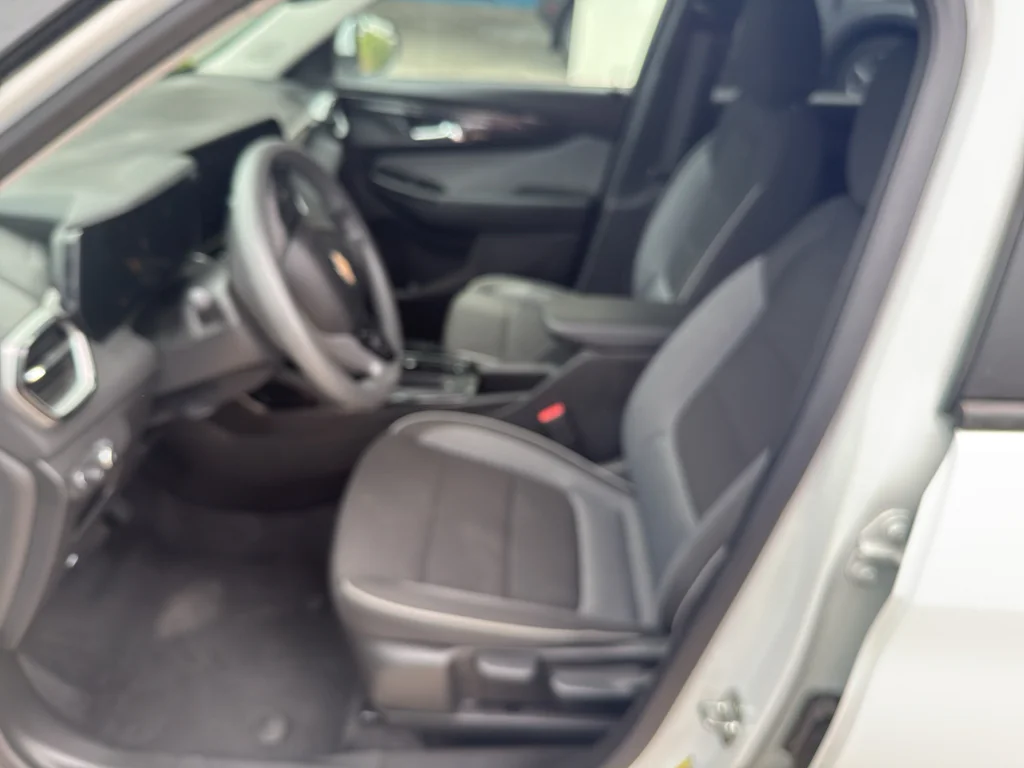 Used 2025 Summit White Chevrolet LT image 10