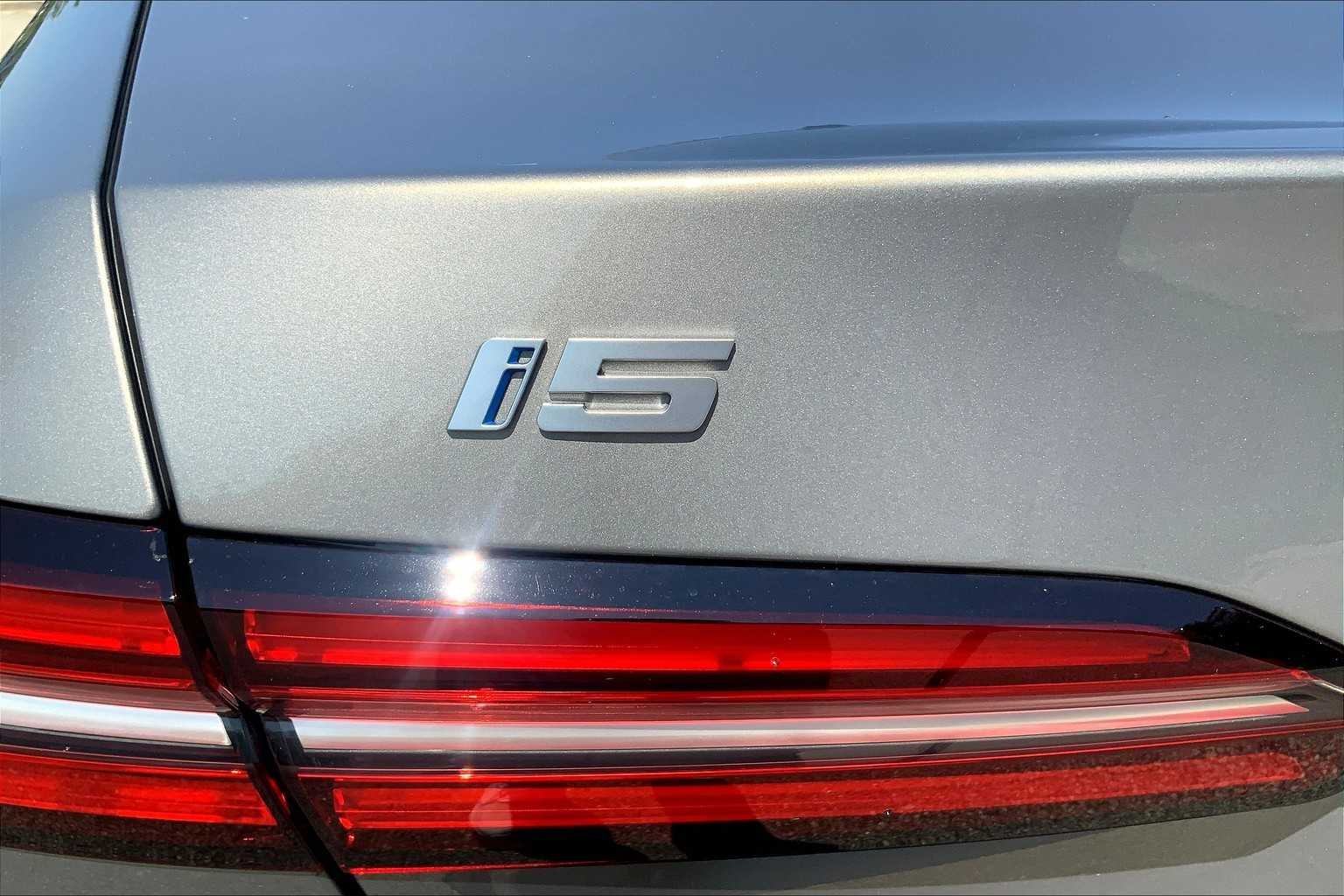 New 2026 Oxide Grey Metallic BMW eDrive40 image 15