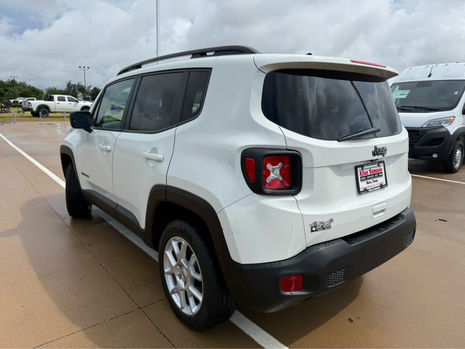 Certified Used 2023 Alpine White Clearcoat Jeep Latitude image 9