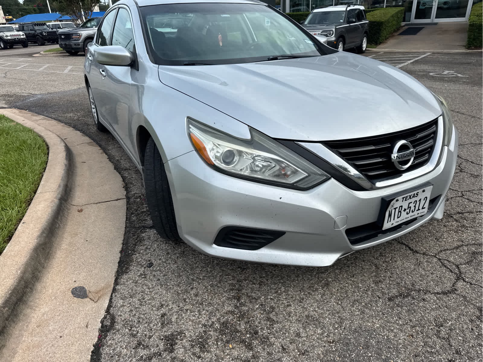 Used 2018 Brilliant Silver Nissan 2.5 S image 4