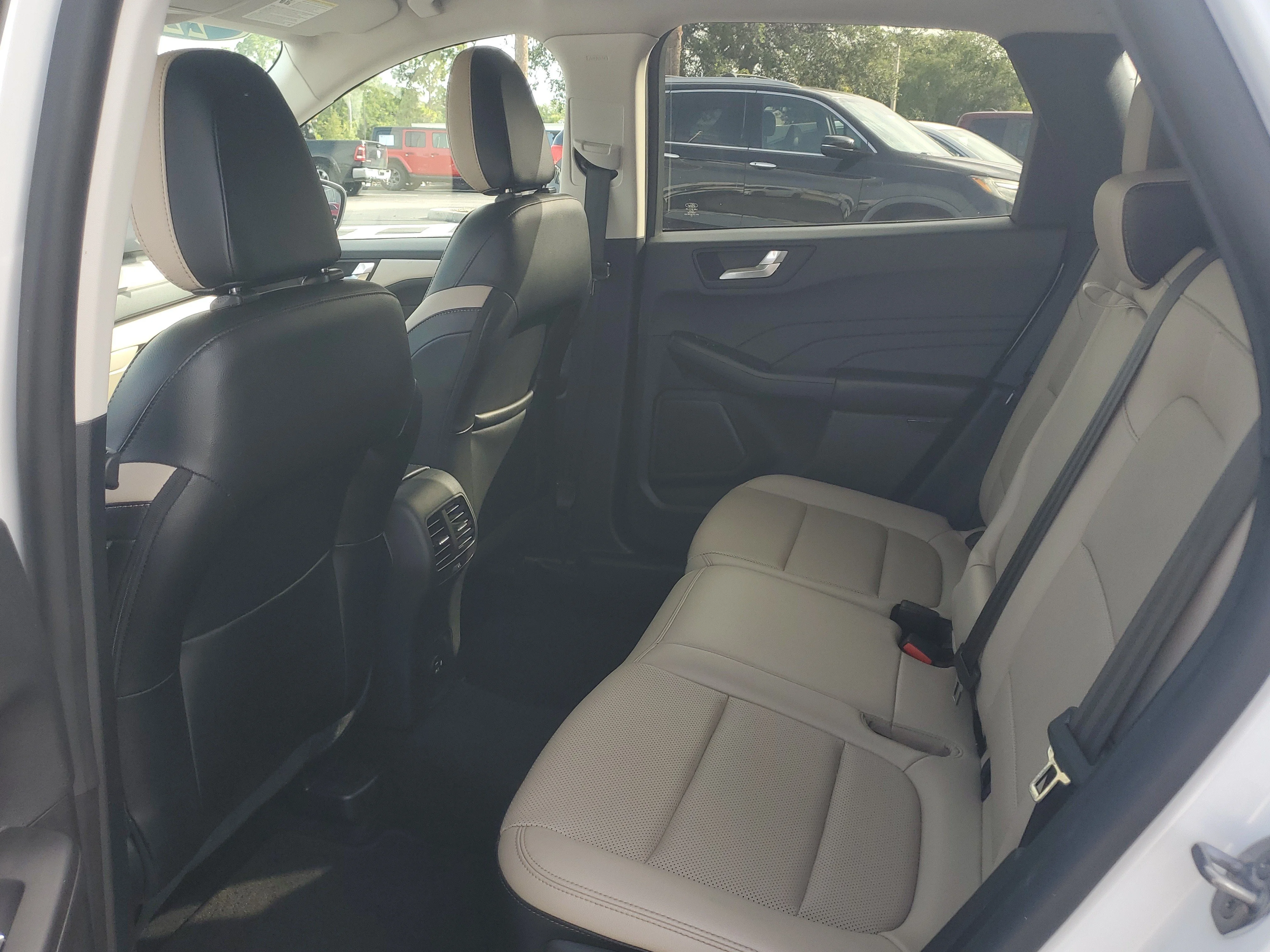 Used 2022 Oxford White Ford SEL image 10