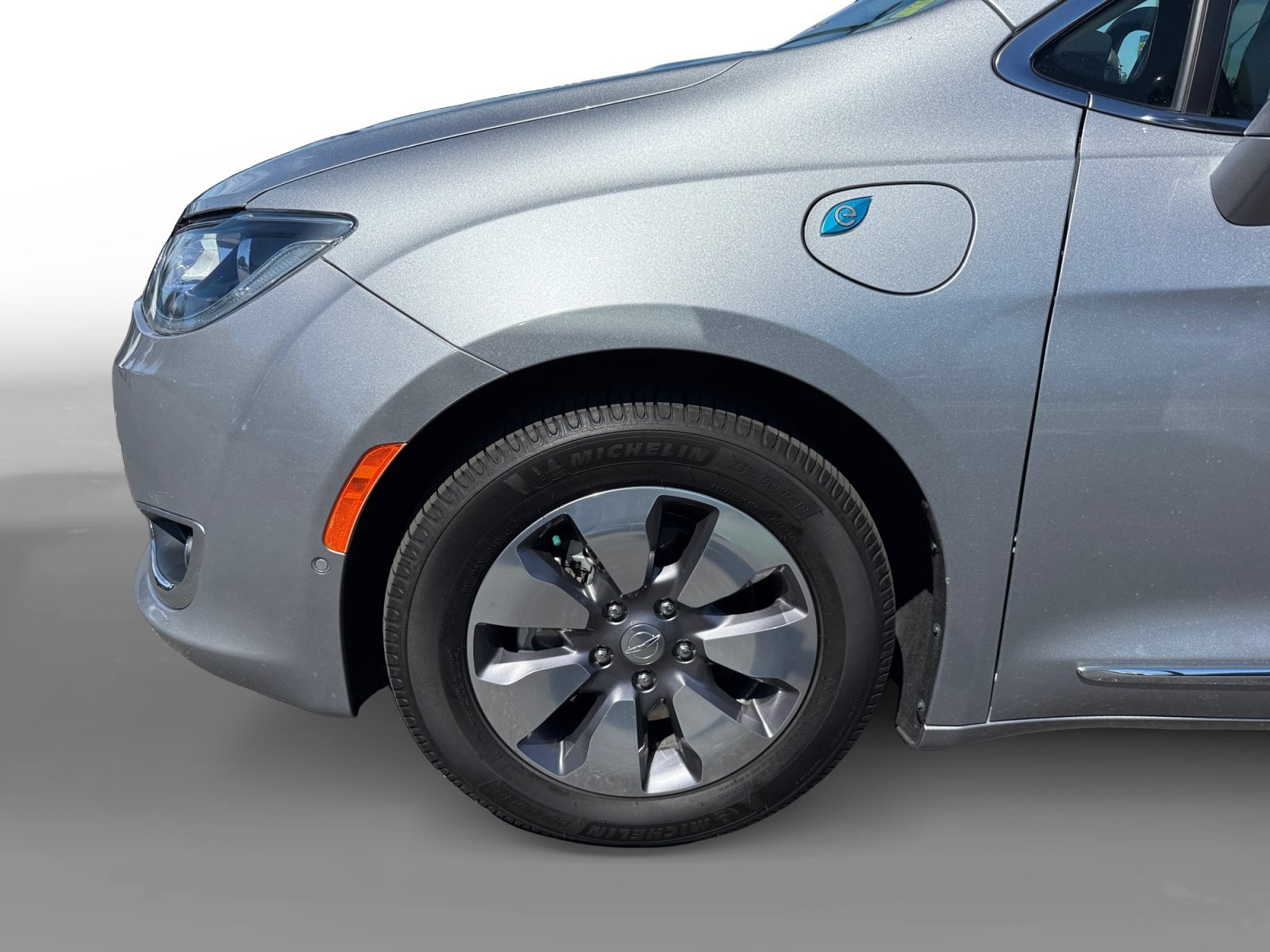 Used 2018 Billet Silver Metallic Chrysler Limited image 9