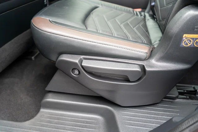Used 2023  Nissan Platinum image 13
