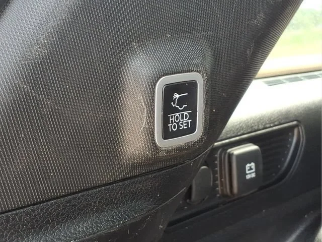 Used 2023  Jeep Limited image 27