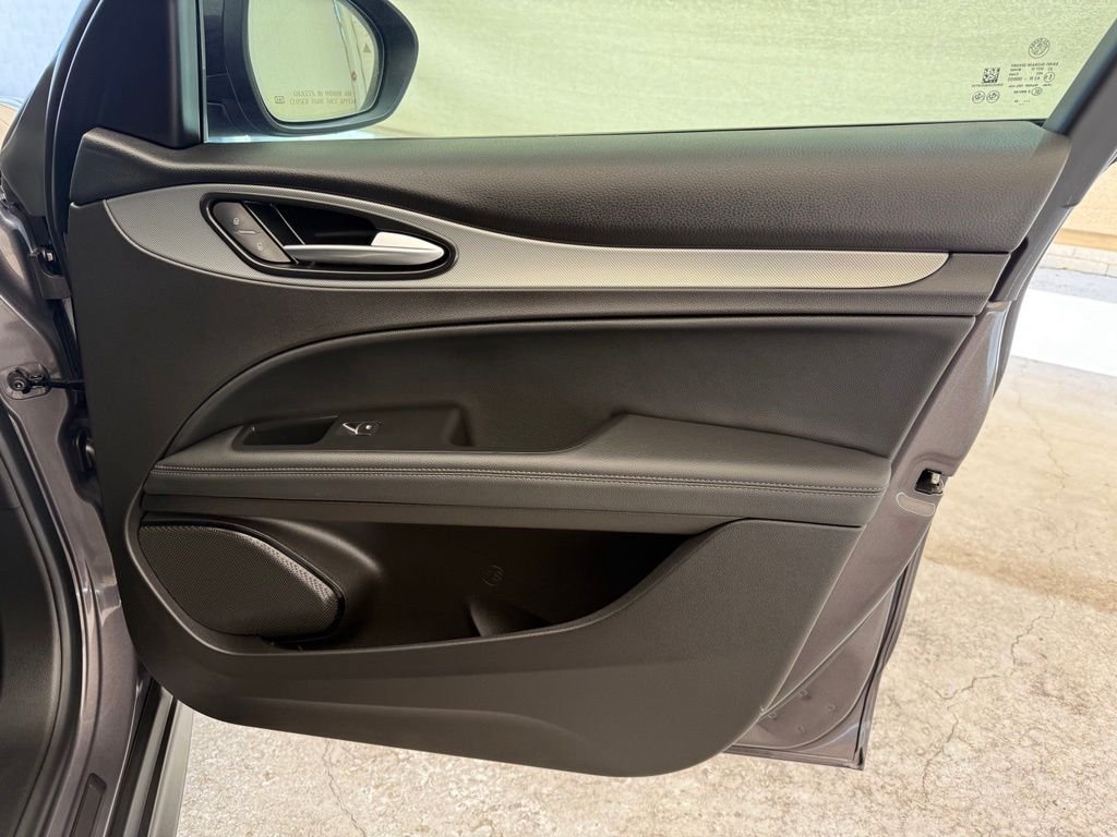 New 2025 Vesuvio Gray Metallic Exterior Paint Alfa Romeo Base image 11
