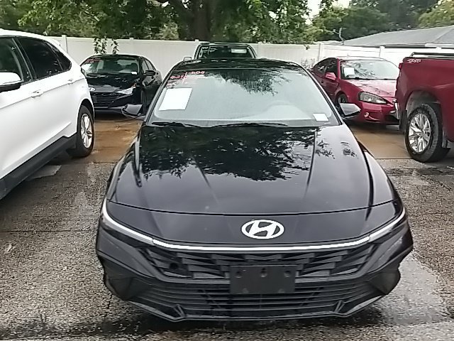 Used 2025 Black Hyundai SE image 7
