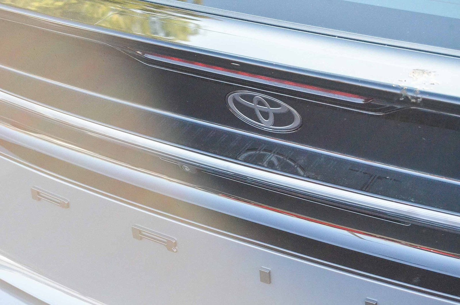 2026 Toyota Prius Plug-in Hybrid XSE - Photo 8