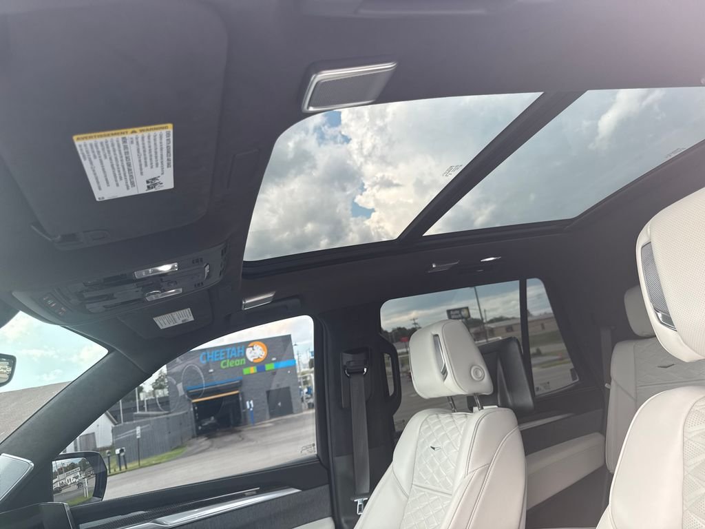 Used 2025 White Cadillac V-Series image 23