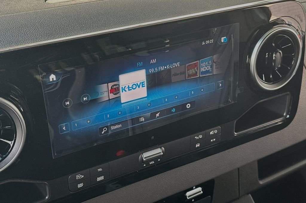 Used 2024  Mercedes-Benz Cargo 170 WB image 18