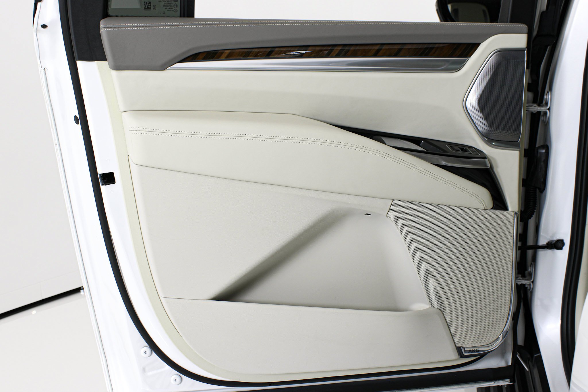 Used 2025 Crystal White Tricoat Cadillac Sport Platinum image 37