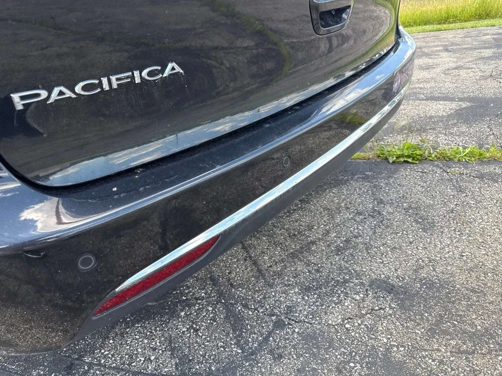 Used 2022 Black Chrysler Touring L image 18