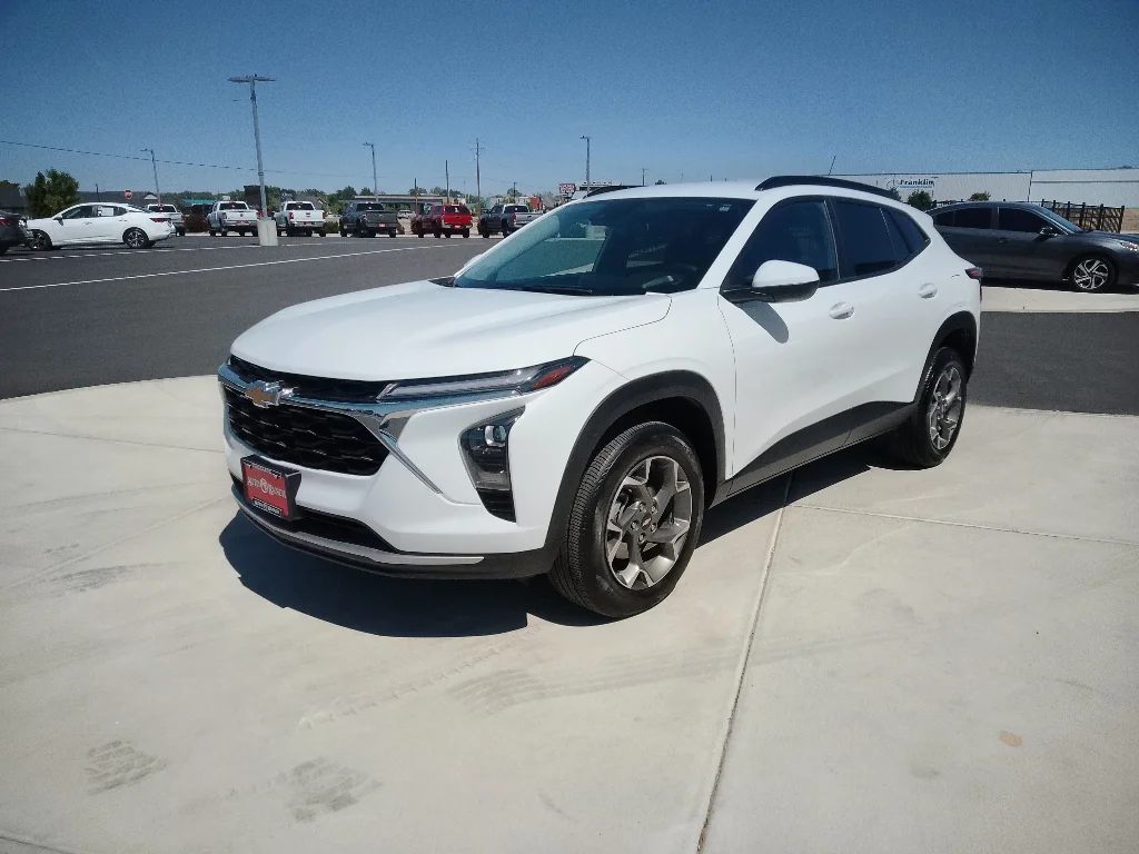Used 2025 Summit White Chevrolet LT image 7