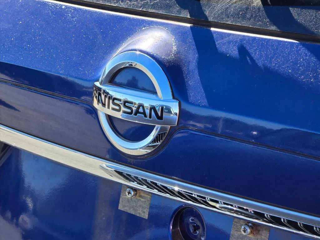 Used 2018 Blue Nissan S image 19