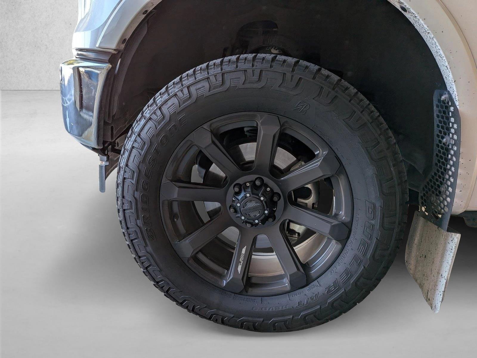 Used 2017 White Platinum Metallic Tri-Coat Ford Lariat image 24