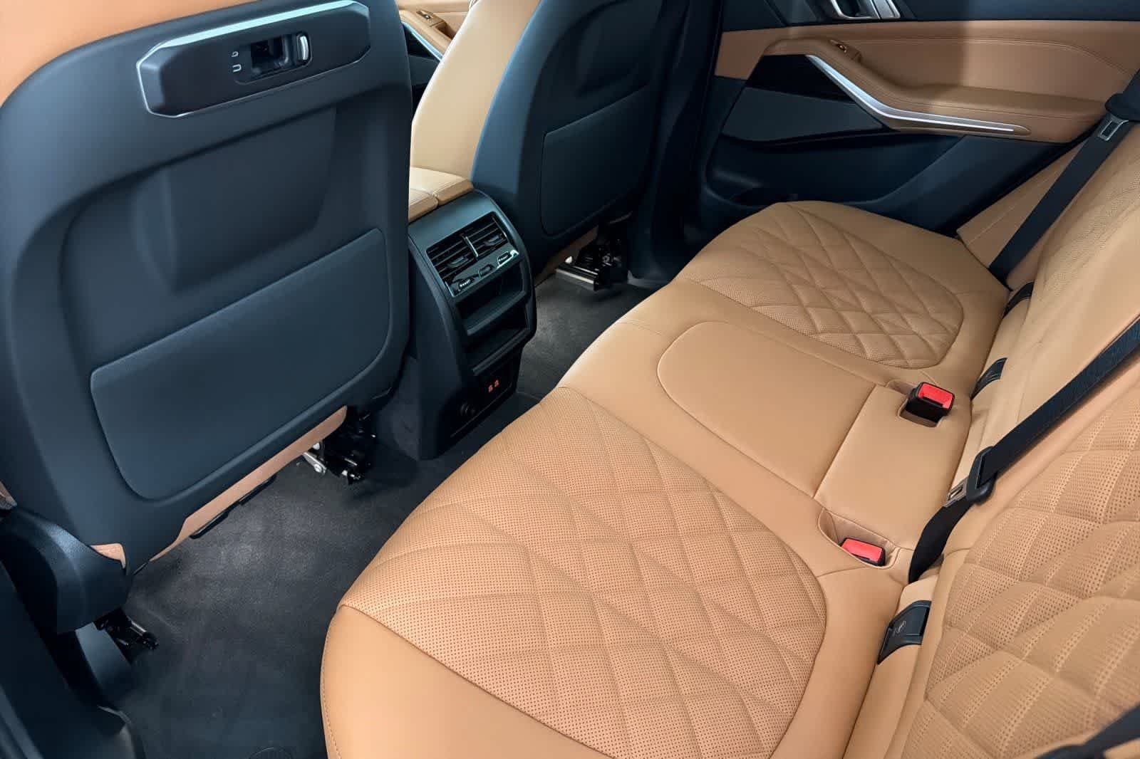 New 2026 Manhattan Green Metallic BMW xDrive40i image 4