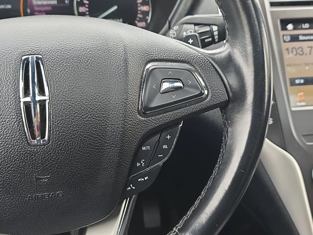 Used 2017 Red Lincoln Reserve image 18